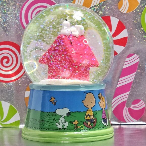 Peanuts Christmas Holiday Snowglobe Snoopy Laying On His House Waterglobe New - Picture 4 of 8